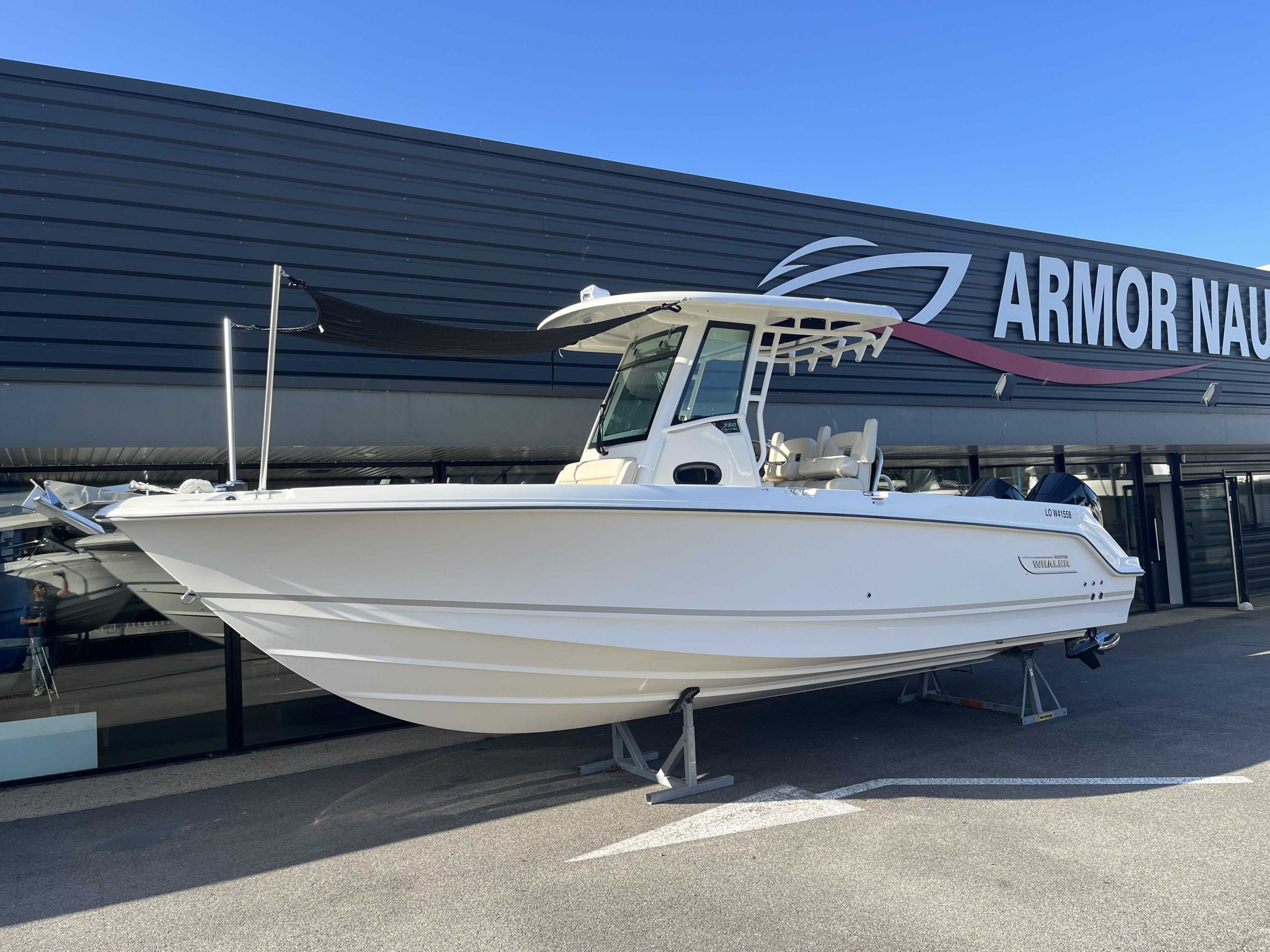 BOSTON WHALER - 250 OUTRAGE